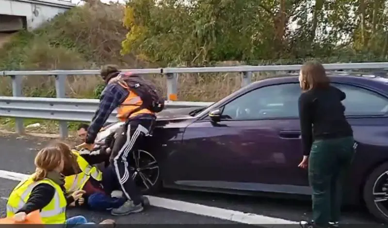 Ultima Generazione blocca il traffico a Roma, due ragazzi vengono quasi investiti
