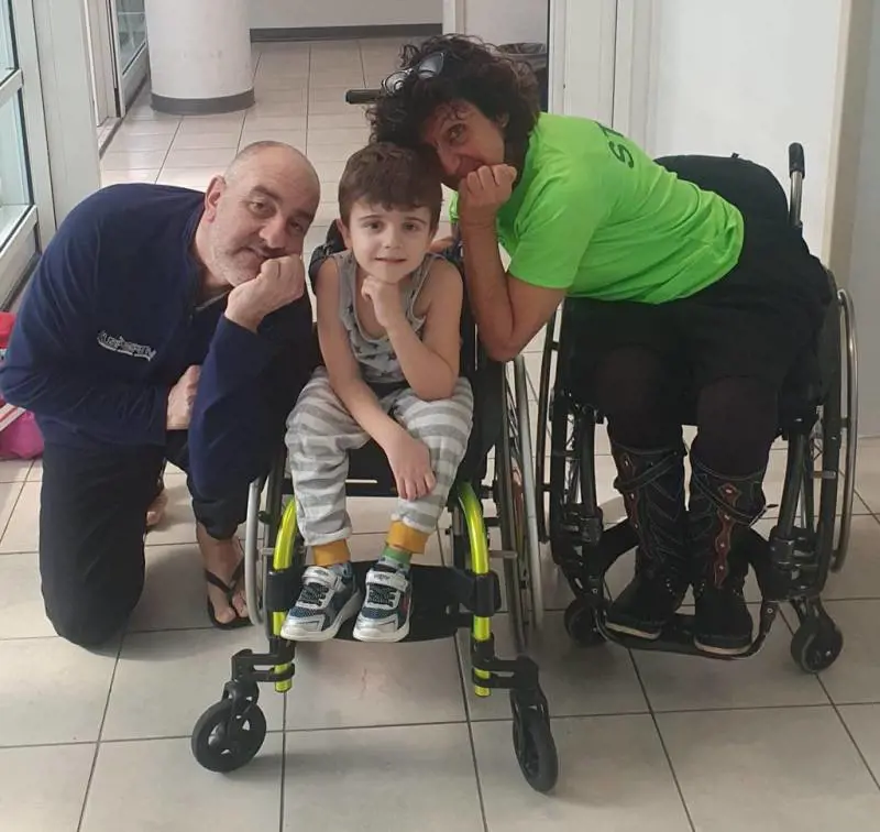 Leonardo affetto da ostogenesi imperefetta, insieme ai genitori Gabriele e Irene