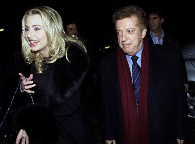 Valeria Marini e Vittorio Cecchi Gori al teatro Piccolo Eliseo di Roma all'anteprima di "Persone naturali e strafottenti” (gennaio 2002)