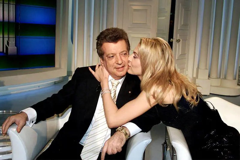 Valeria Marini bacia Vittorio Cecchi Gori durante la registrazione di "Porta a porta" (2002)