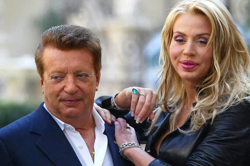 Valeria Marini con Vittorio Cecchi Gori al termine della presentazione del film "In questo mondo di ladri" di Carlo Vanzina (ottobre 2004) 