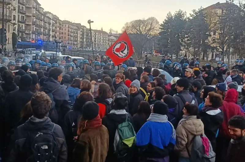 "Stavano a ridosso". Scontri a Torino, la verità dei poliziotti sugli antagonisti
