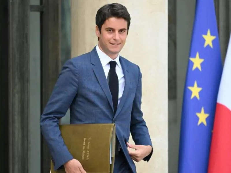 In Francia tornano uniformi e bocciature: la linea dura di Macron sulla scuola