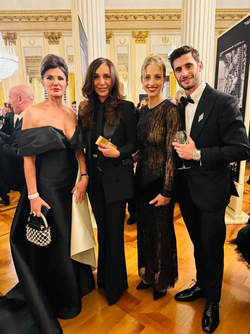 Da destra a sinistra: Virna Toppi (prima ballerina del Corpo di Ballo del Teatro alla Scala) e Barbara Mazzali (Assessore al Turismo, Marketing territoriale e Moda di Regione Lombradia)