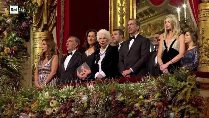 Nel palco reale il potere fa la pace davanti a "Don Carlo" sovrano assoluto