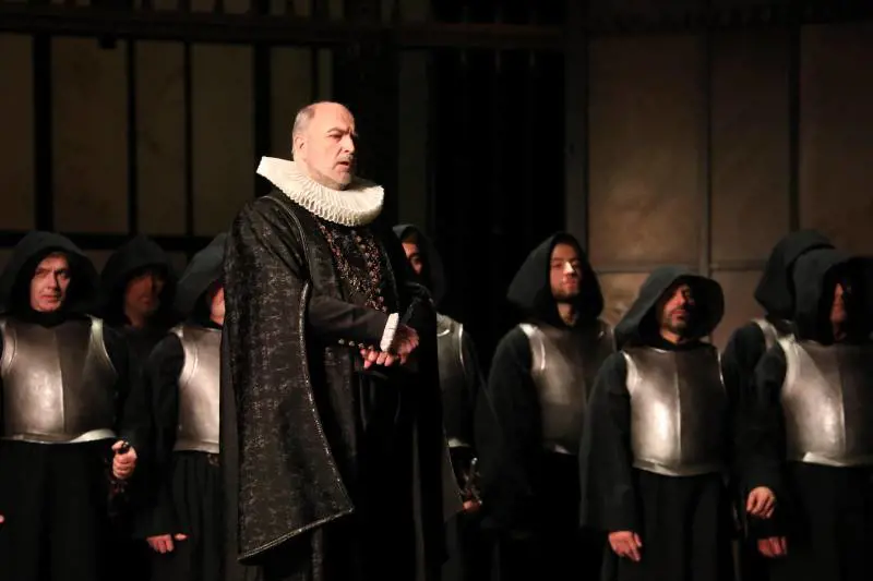 Malore per Pertusi che riesce a finire il "Don Carlo" (tra gli applausi)