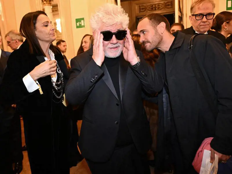 Regia troppo ferma o standard internazionale? L'allestimento divide