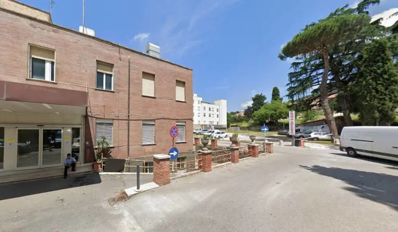 Vanno a trovare la madre in ospedale ma scoprono che è morta: "Il letto era vuoto"