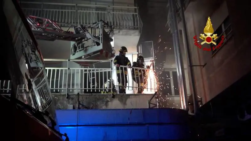 Il seminterrato, il retro e i rifiuti: tutte le ipotesi sull’incendio all’ospedale di Tivoli