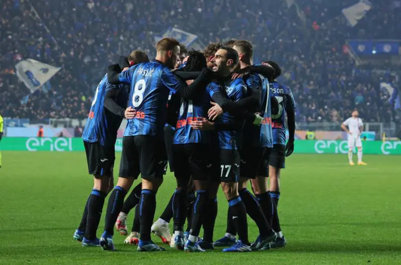 L'Atalanta gela il Milan al 95': il Diavolo perde 3-2 a Bergamo