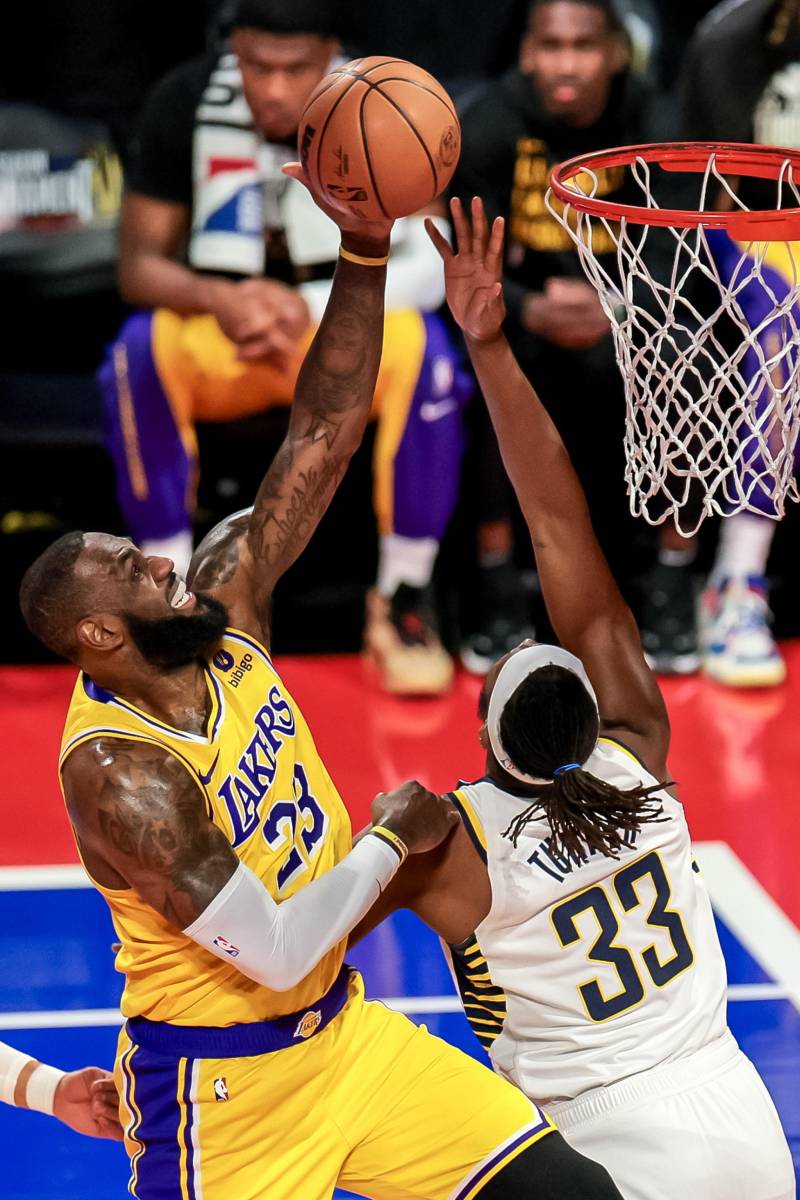 LeBron difesa Lakers Pacers Nba Cup
