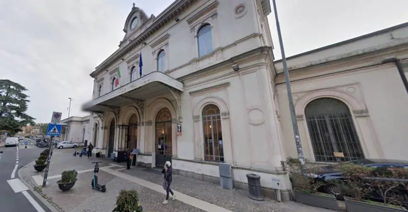 Hashish e cocaina alla stazione di Monza: la spacciatrice è travestita da unicorno