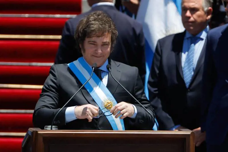 Milei giura da presidente e si insedia, poi la profezia: "Nessuna alternativa allo choc"