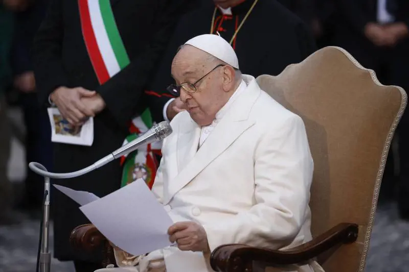 "Italiani, abbracciate i migranti". Bergoglio predica l'accoglienza