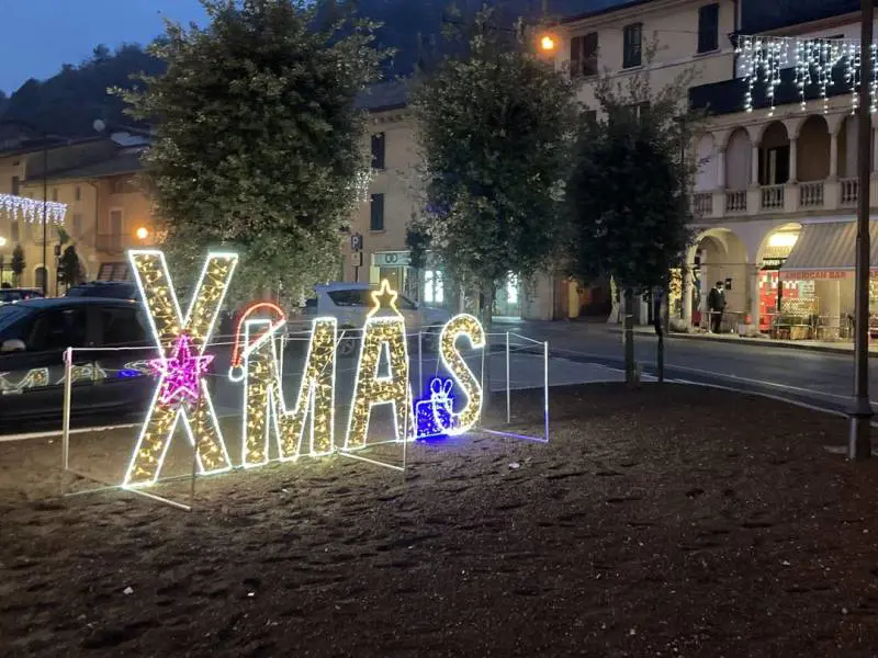 "Scritta fascista". Polemiche pure sulle luminarie "XMas"