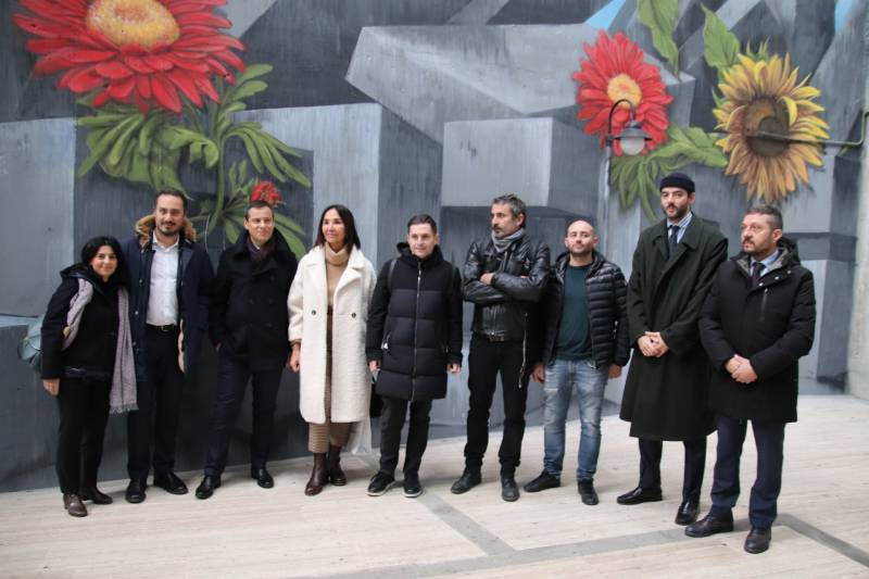 Murales JTI Italia con autorità e artista