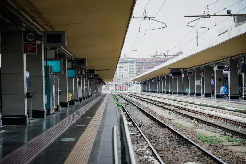 Travolti e uccisi da un treno nella nebbia nel Mantovano: è suicidio