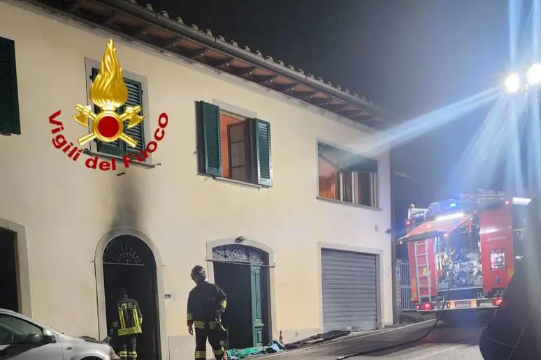 I pompieri intervenuti a seguito dell'incendio