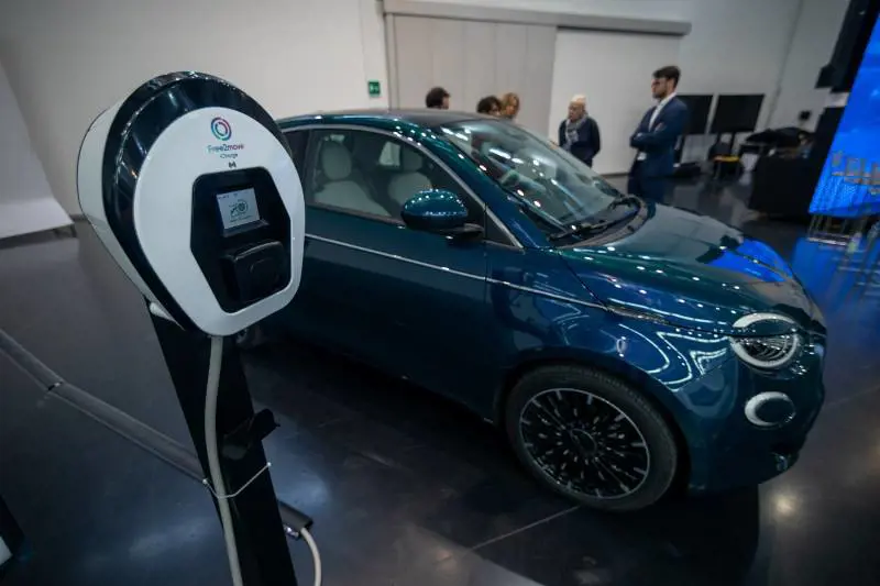 Auto, il ministro Urso:  "Stellantis da sola non basta. In Italia serve un altro produttore"