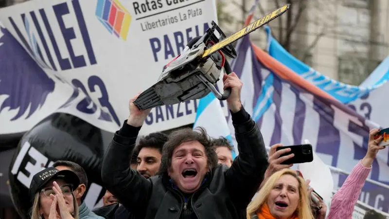 Argentina, arriva la "motosega" di Milei: ecco le prime misure choc