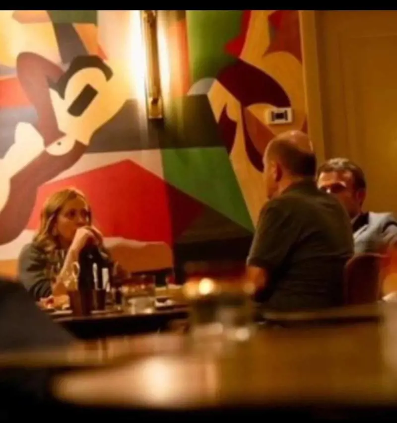 T-shirt e vino: a Bruxelles l’incontro notturno tra Meloni, Macron e Scholz