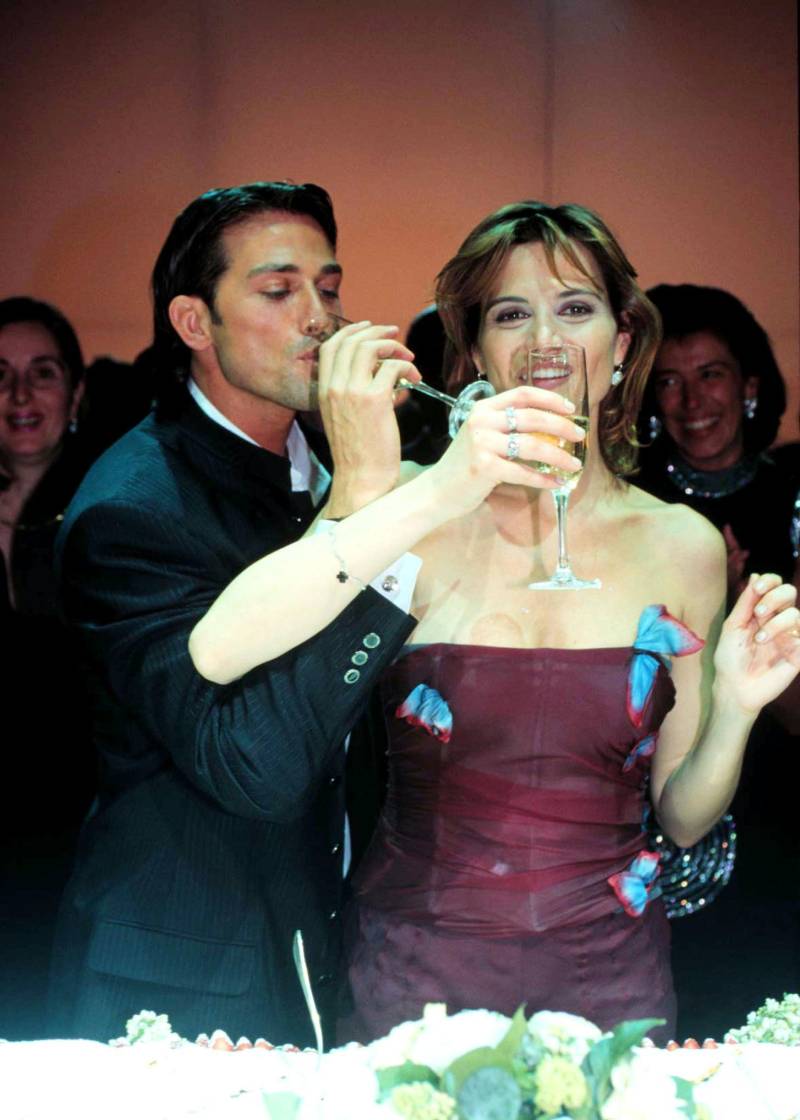 Simona Ventura e Stefano Bettarini durante il ricevimento di nozze (31 marzo 1998)