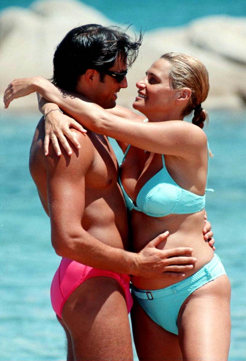 Simona Ventura e Stefano Bettarini in vacanza all'isola di Caprera (22 giugno 1998)