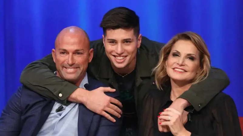 Simona Ventura e Stefano Bettarini al Maurizio Costanzo show con il figlio Niccolò (2017)