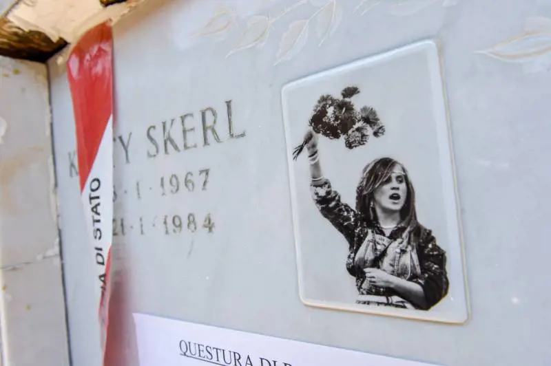 "Cerca l'anima gemella tra le defunte". Il caso che si incrocia con Katty Skerl