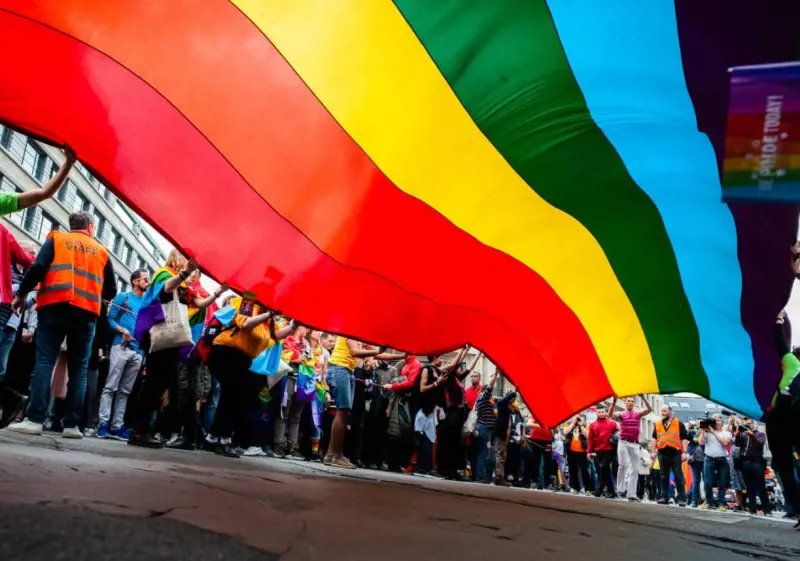 Vietare la bandiera Lgbt nelle scuole. L'agenda "anti-woke" di DeSantis in Florida