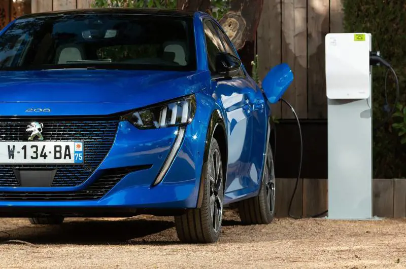 Francia, auto elettriche a 100 euro al mese: ecco la lista completa