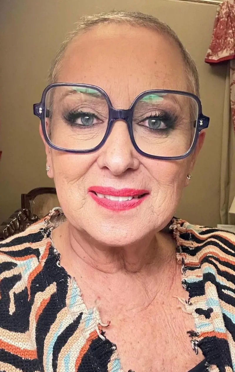 "Qualcuno annuncia la mia morte, ma è una bufala". La furia di Carolyn Smith