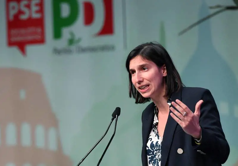 "Ad Atreju zero idee, Meloni venga in tv". Schlein prima scappa, poi frigna