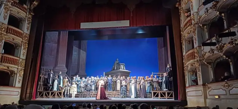 Anziana parla durante l'Otello e viene presa a schiaffi: il gesto choc a Piacenza