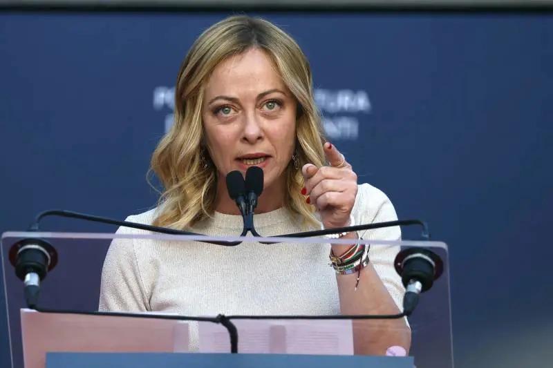 "Gli influencer non sono un modello". La stoccata di Meloni a Ferragni e l’orgoglio italiano