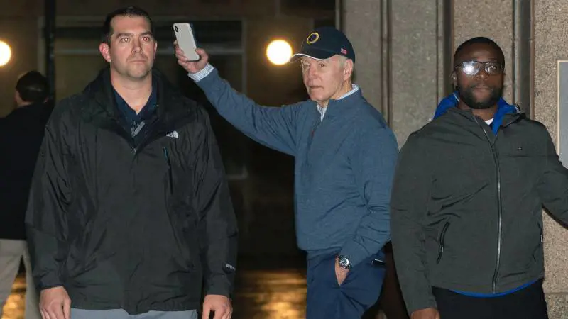 Usa, auto contro suv presidenziale: paura per Biden e la First lady (illesi)