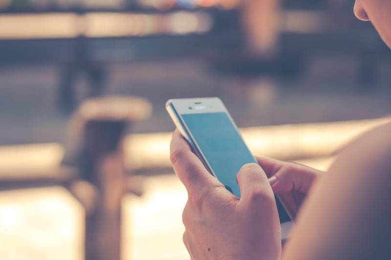 Noi scrolliamo, loro si deformano il cervello: l’infanzia rubata dallo smartphone