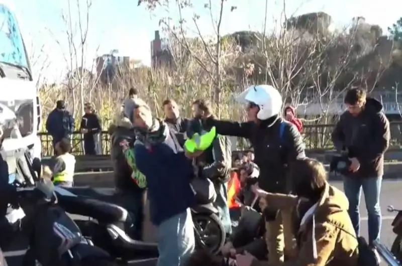 Ultima Generazione blocca ancora til raffico a Roma. E il manifestante viene preso a schiaffi