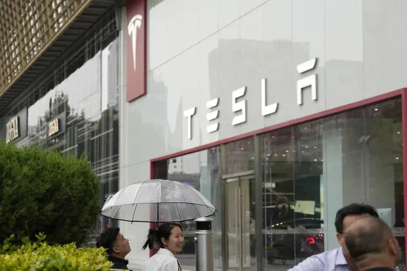 Auto, Tesla e case cinesi tentate di produrre in Italia