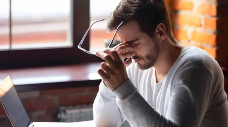 Affaticamento degli occhi: come ridurlo e quando non sottovalutare i sintomi (come mal di testa o annebbiamento)