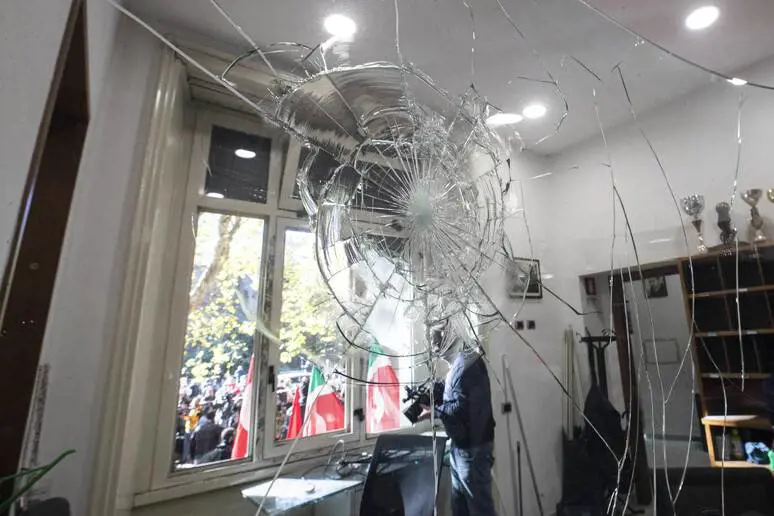 "Mo famo la guerra". Tensione in aula dopo le condanne agli esponenti di Forza Nuova per l'assalto alla Cgil