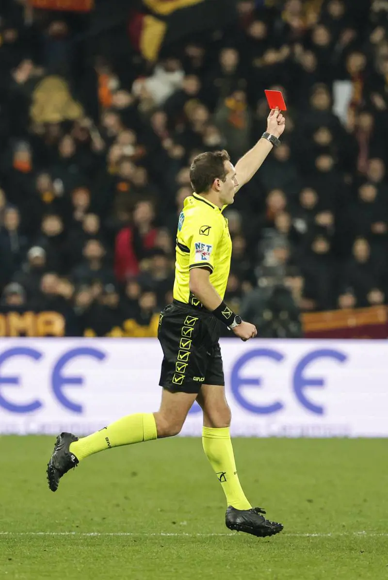Un arbitro da rosso diretto