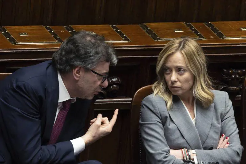Patto di stabilità, il sì a malincuore della Meloni: "Meglio del passato". Ignari i ministri al Colle