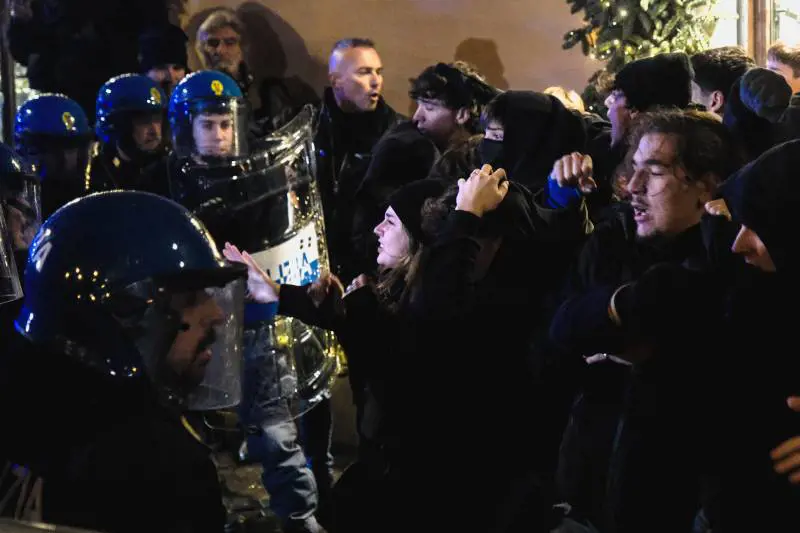 Manifestazione non autorizzata davanti alla Camera: scontri tra studenti e polizia