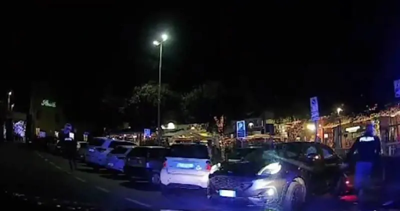 La fuga dalla polizia e il "placcaggio" dopo lo spritz: arrestata coppia di stranieri