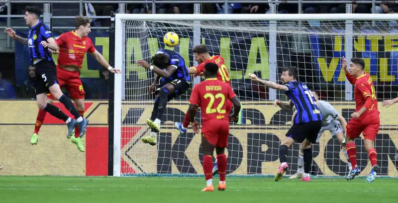 L'Inter batte il Lecce, risponde alla Juventus e la rispedisce a meno 4