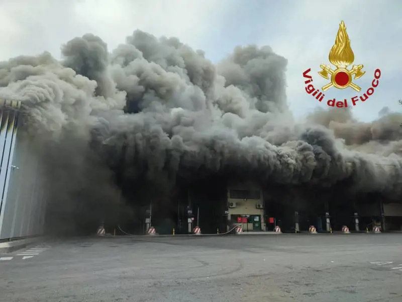 Incendio all'impianto rifiuti di Malagrotta a Roma. "Tenere chiuse le finestre"