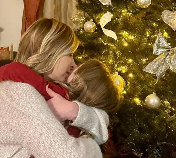 Meloni e l'abbraccio con la figlia per gli auguri di Natale: "Che questi giorni portino gioia"