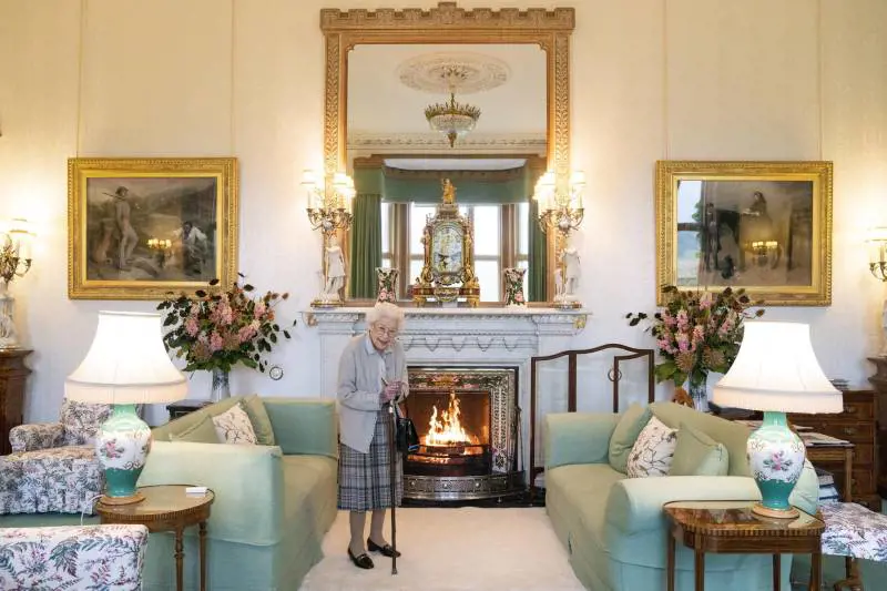 Le ultime parole, i lividi alle mani e il funerale: quei misteri sulla morte della regina Elisabetta