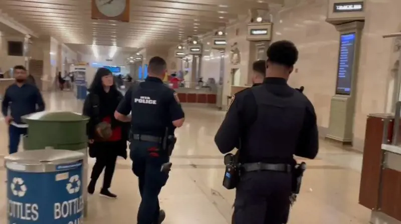 "Voglio i bianchi morti". Ragazzine accoltellate al Grand Central a New York